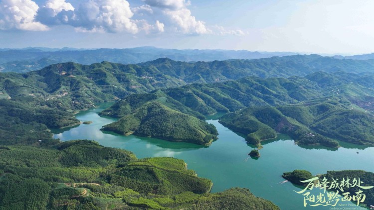 航拍夏日的黔西南万峰湖